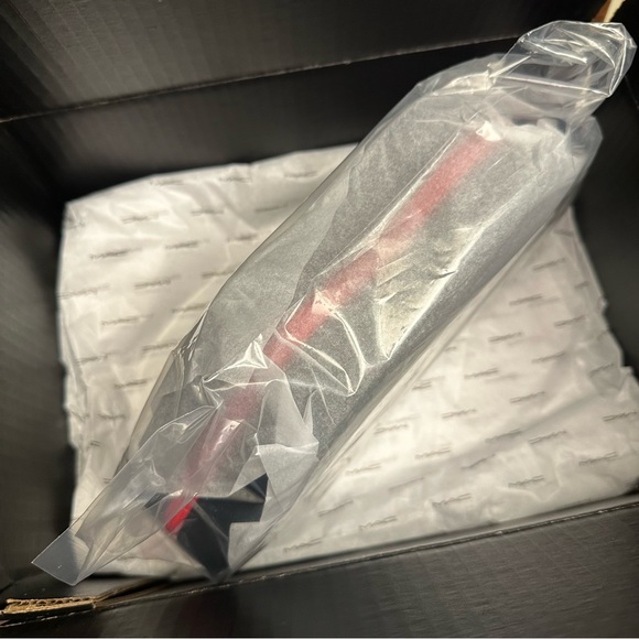 MAC Clutch ~ Lip Shaped Zip Storage Case/Clutch - Picture 2 of 3